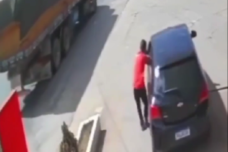 Conductor intenta huir sin pagar la gasolina y se lleva al operario colgado del coche