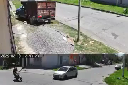 Impactante accidente vial en Ingeniero Budge: Auto se da a la fuga tras chocar contra una moto